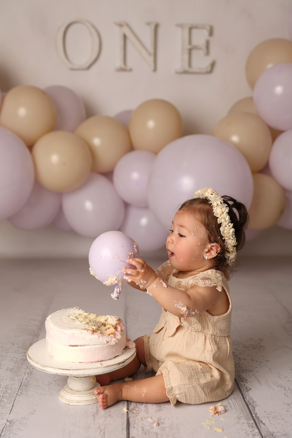 Baby mit Luftballon und Torte